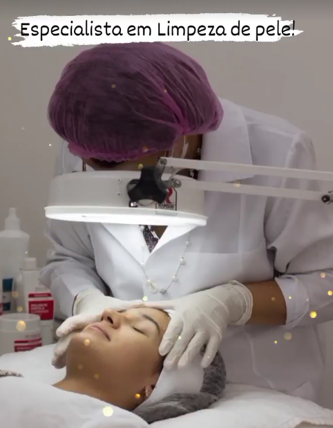 Rose Mary realizando limpeza de pele